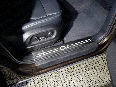 Audi Q5 (08–12) Накладки на пластиковые пороги (лист шлифованный надпись Q5)